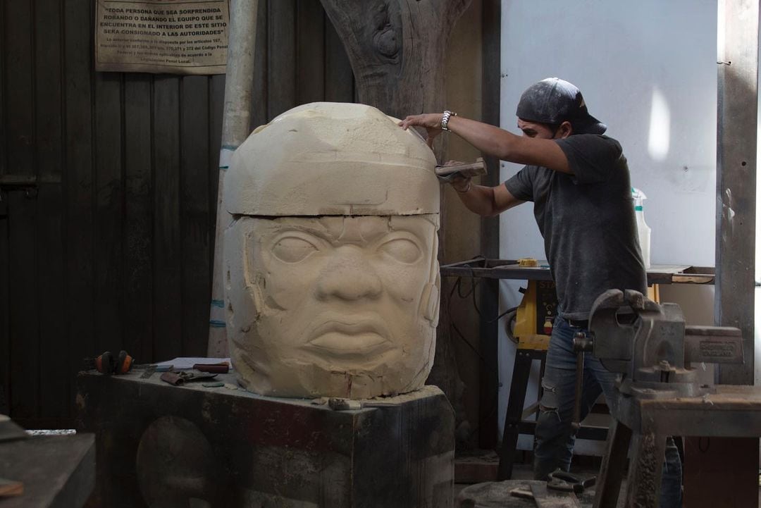 Chavis Marmol esculpiendo la Cabeza Olmeca