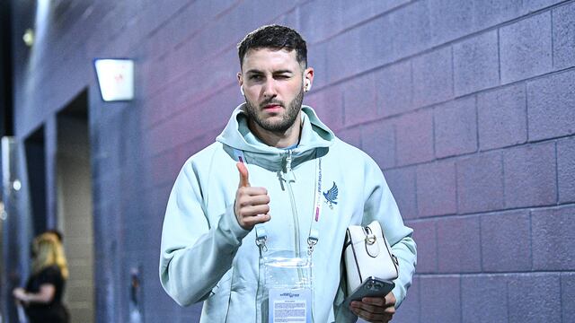 Santiago Giménez, en su arribo con la Selección Mexicana.