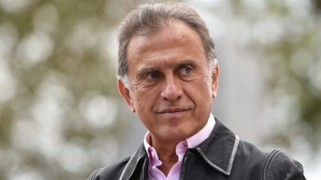 Miguel Ángel Yunes Linares recibe reclamos de “traidor” en el AICM