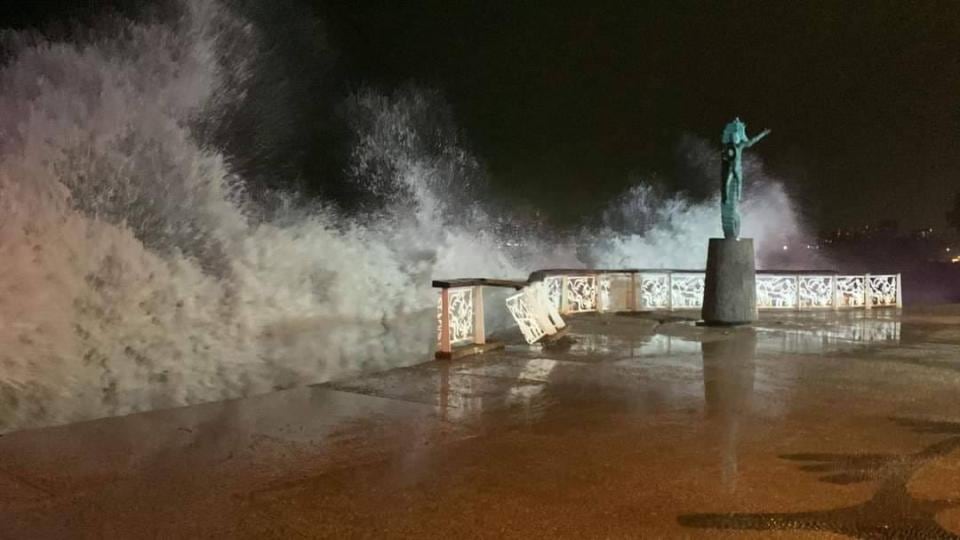 Fuerte oleaje en Puerto Vallarta