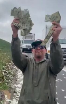 Camión de valores dejó caer por error miles de dólares en autopista