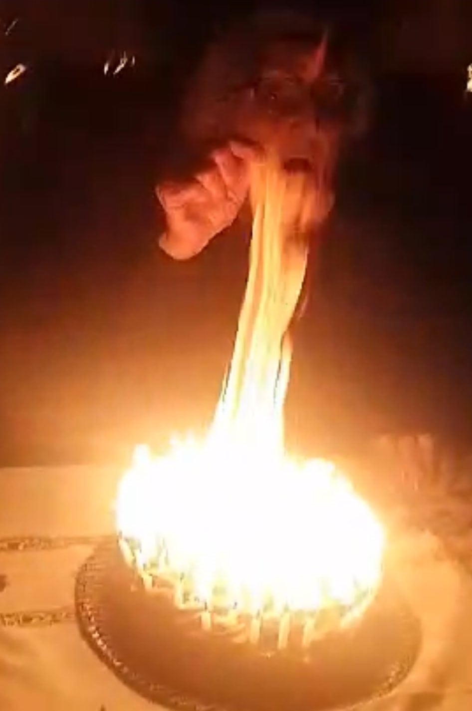 Pastel de cumpleaños de su abuela se incendió por ponerle 95 velitas encima