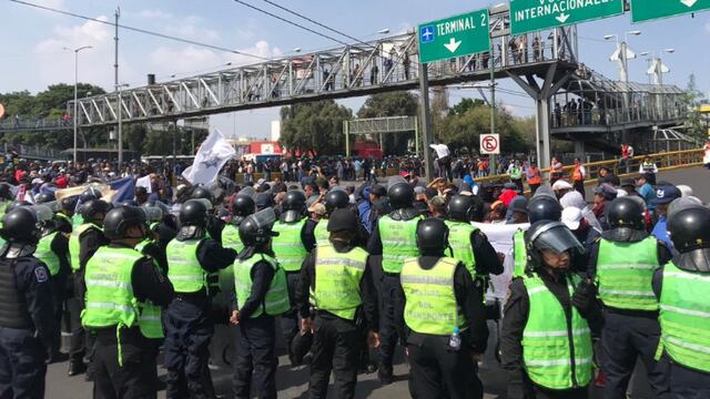 Un grupo de agentes de la SSC se colocó frene a los inconformes.