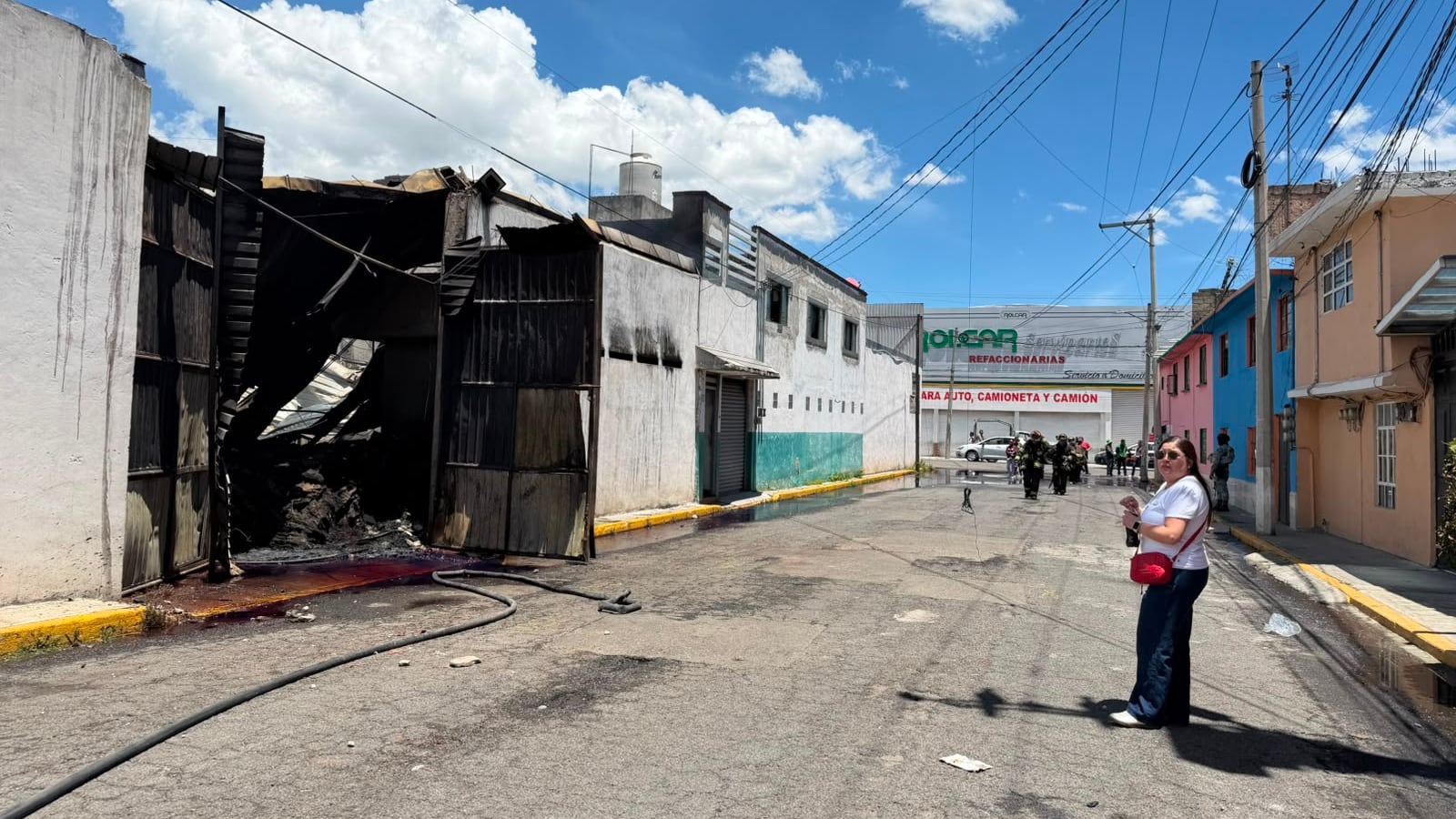 Bomberos de Toluca sofocan incendio en bodega de desechos industriales