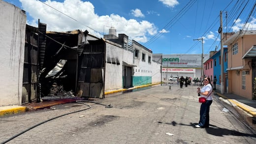 Bomberos de Toluca sofocan incendio en bodega de desechos industriales