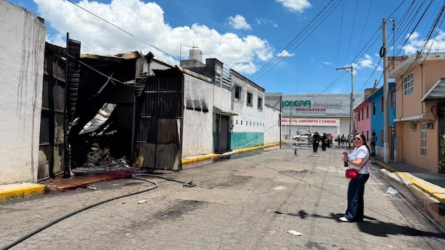 Bomberos de Toluca sofocan incendio en bodega de desechos industriales.