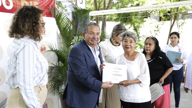Adultos mayores se gradúan de taller de educación digital en Escobedo.