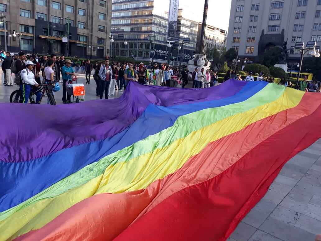 Integrantes de la Comunidad LGBTI llegaron a protestar a la explanada del Palacio de Bellas Artes.