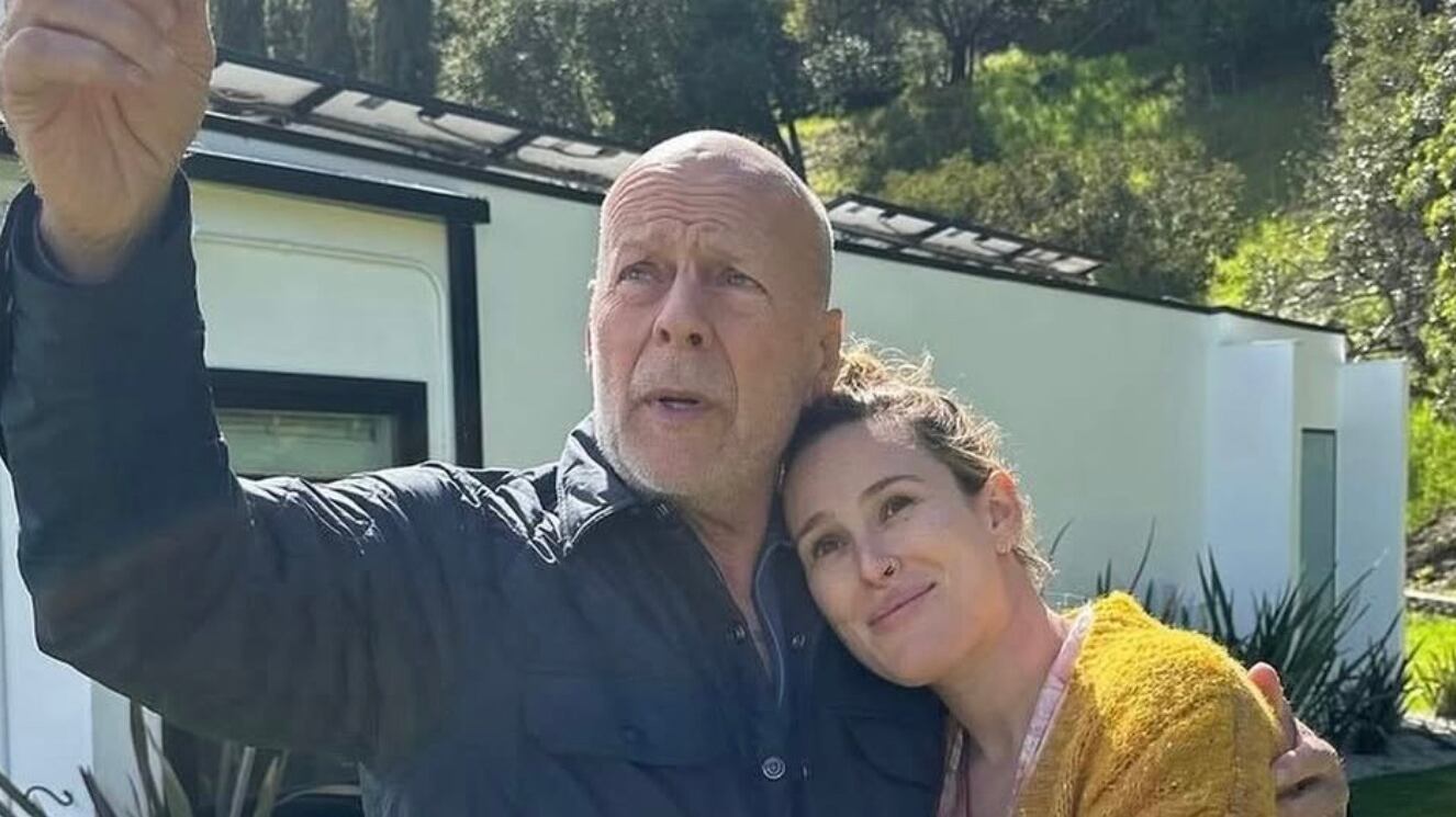 Bruce Willis le da esperanzas a su familia con su recuperación de la demencia frontotemporal