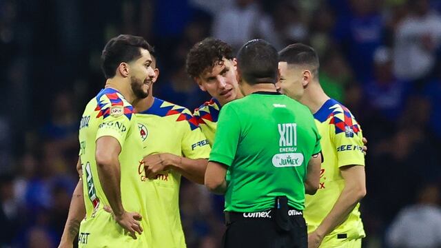 Los jugadores del América hablando con el árbitro