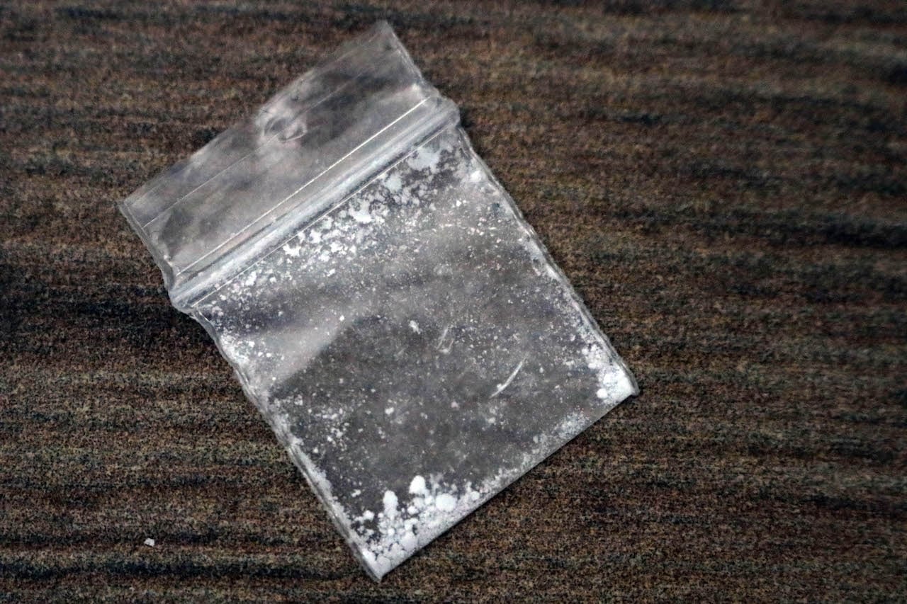 Una bolsa de cierre hermético con restos de cocaína.