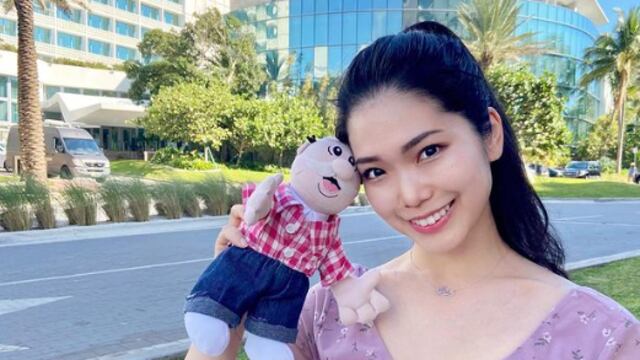 Japonesa con peluche del Dr. Simi