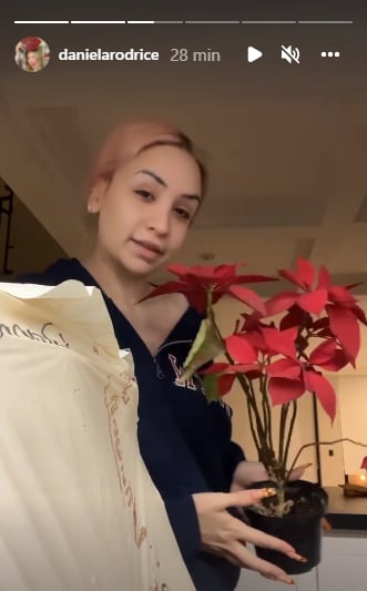 Daniela Rodrice recibe regalo de un seguidor en su casa.
