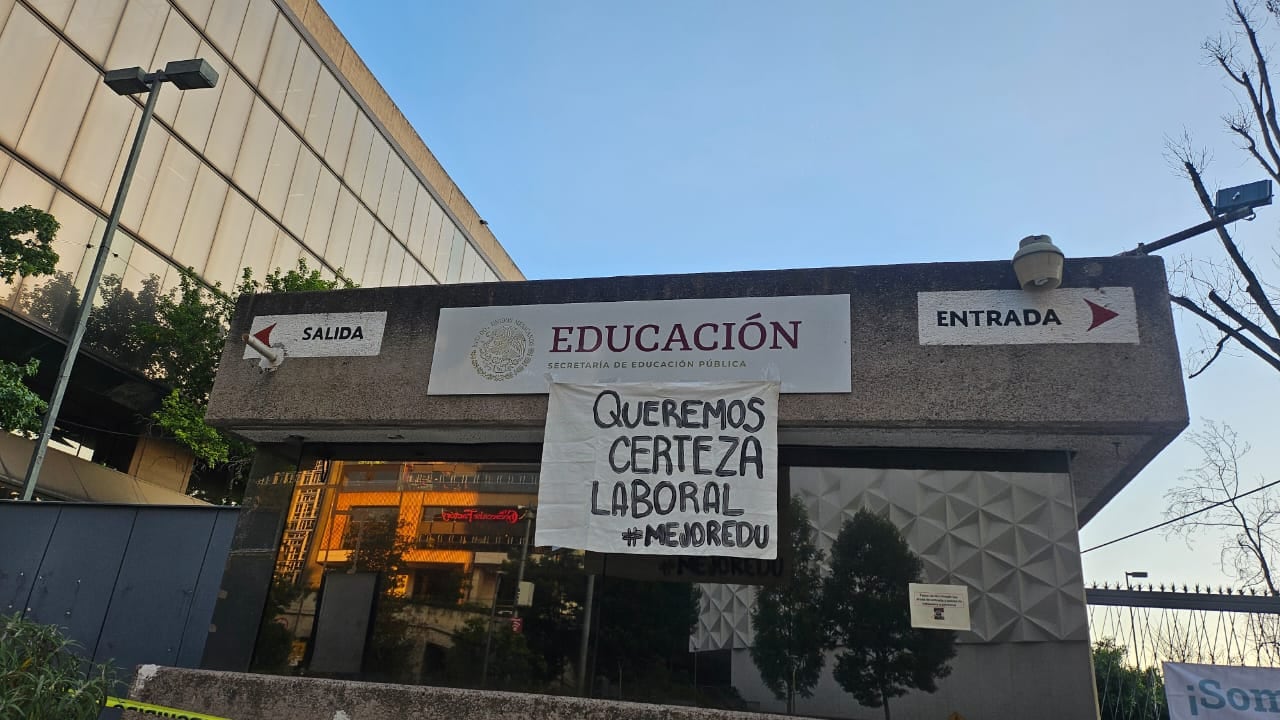 Trabajadores clausuran oficinas de la SEP tras incertidumbre por extinción de Mejoredu
