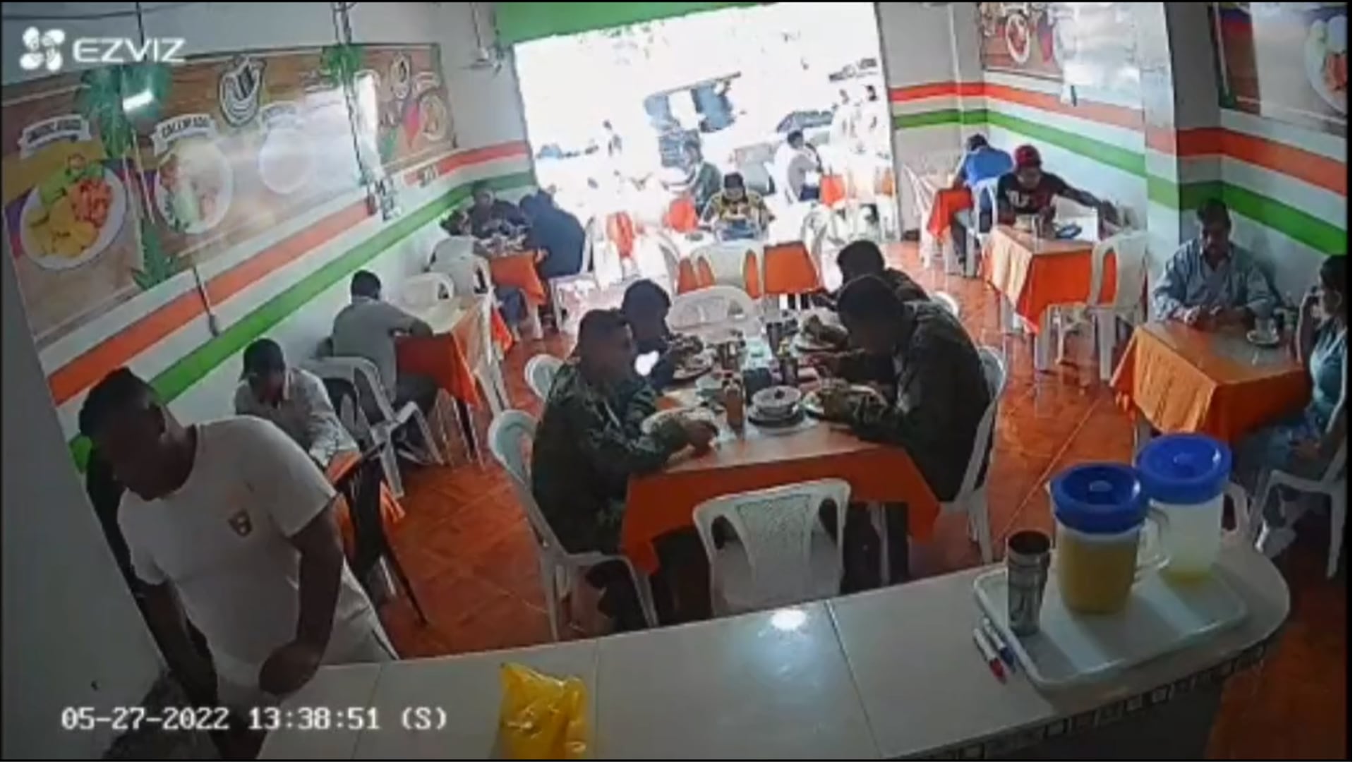 Militares en restaurante