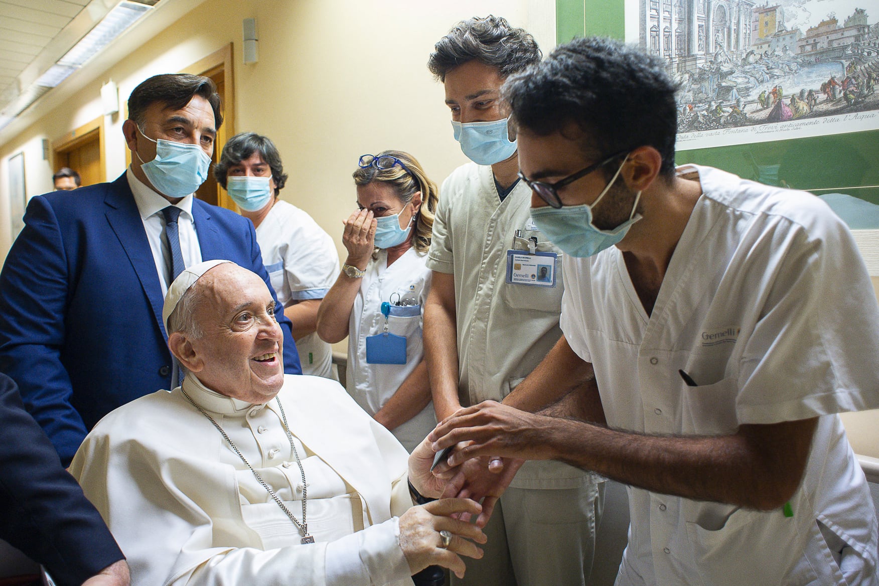 El papa Francisco aparece por primera vez desde su cirugía