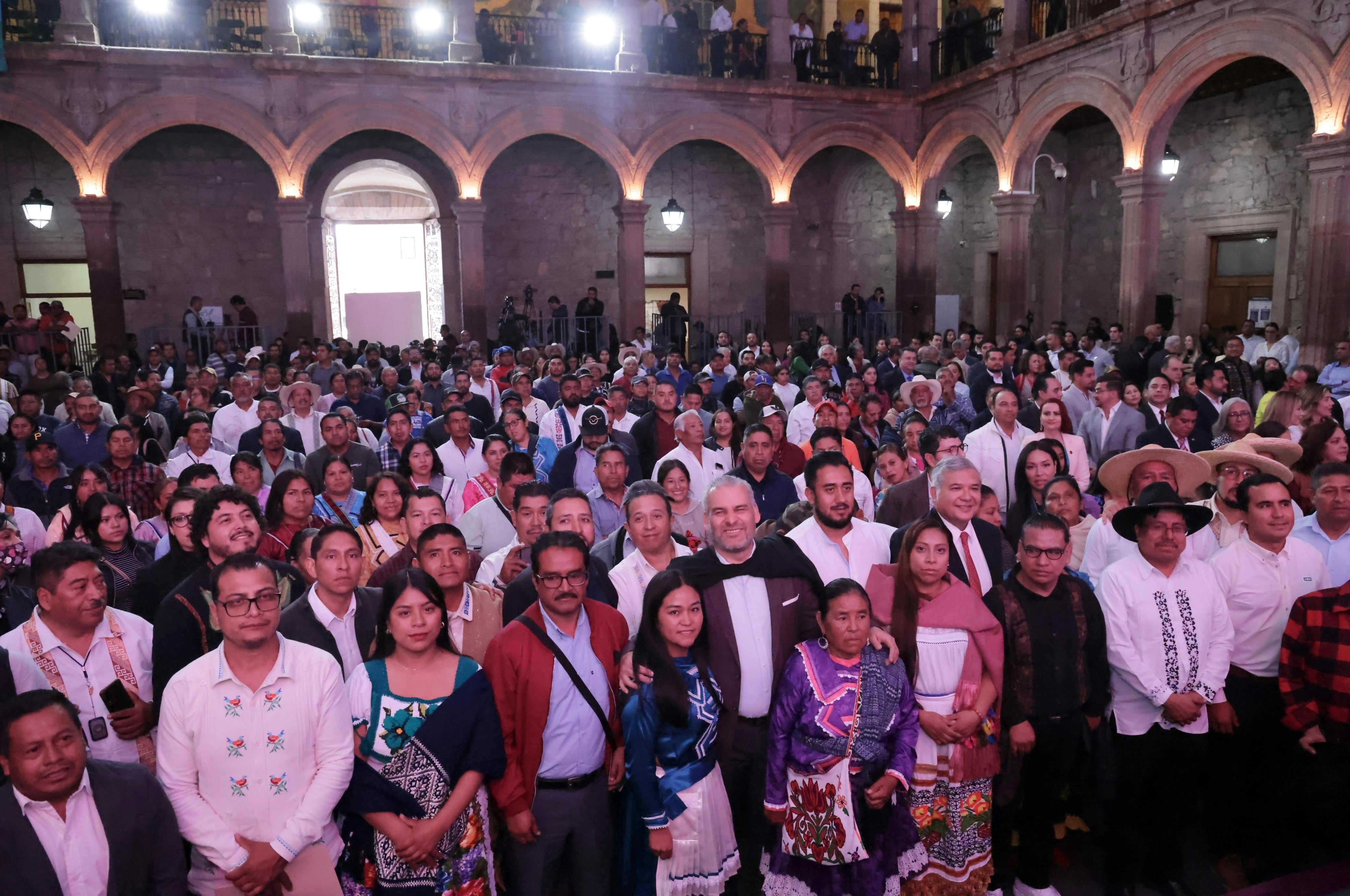 Alfredo Ramírez Bedolla firma iniciativa de reforma en materia indígena