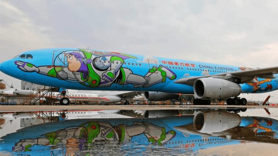 Avión de Toy Story te lleva de viaje ¡al infinito y más allá!