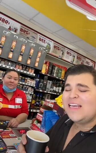 Tiktoker en un Oxxo imitando a Mafe Walker y su idioma alienígena