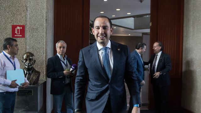 Marko Cortés a su salida de una reunión con legisladores del PAN.