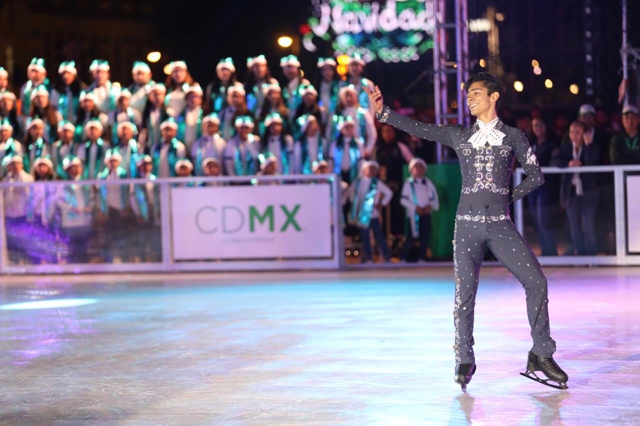 Donovan Carrillo durante la inauguración de la pista de hielo 'Ecologísssima' de a CDMX.