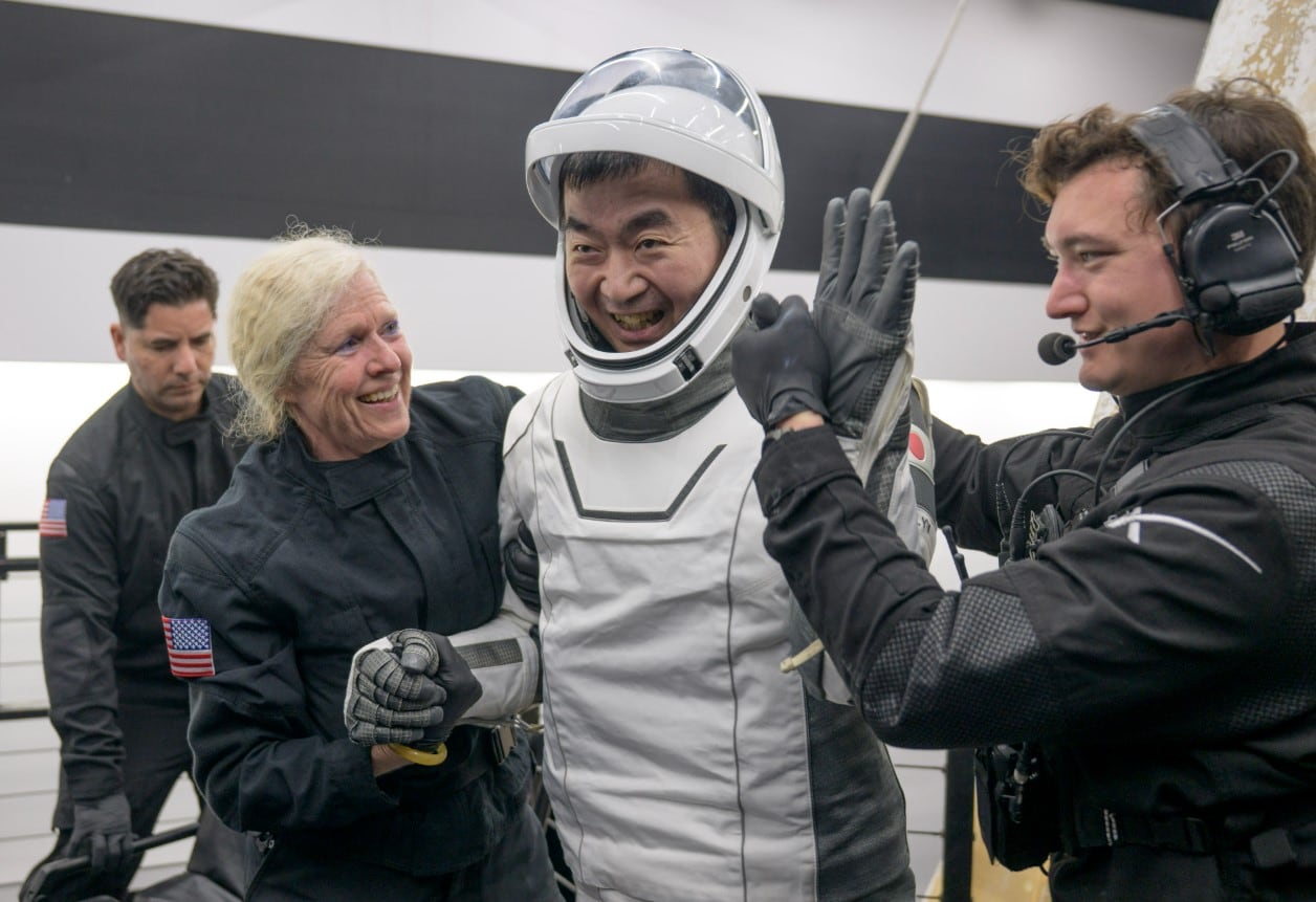 Regreso de emergencia de astronautas de la NASA a la Tierra