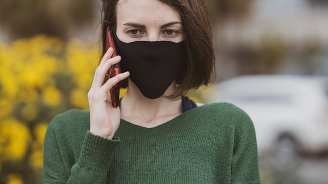 Mujer con cubrebocas