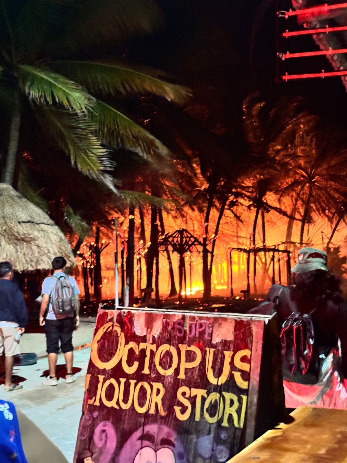 Incendian más de 50 palapas en Mahahual