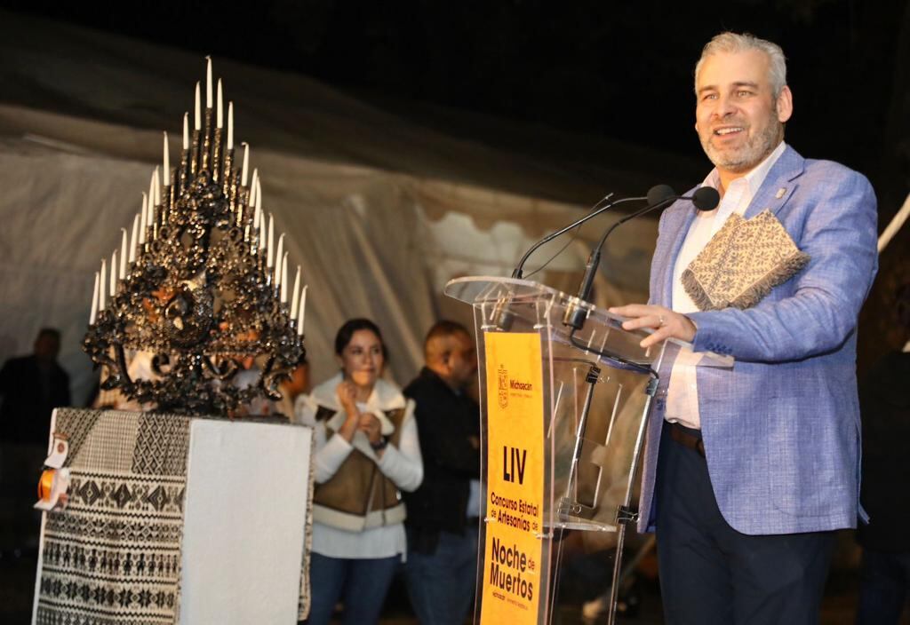 Alfredo Ramírez Bedolla premia a artesanos en Michoacán