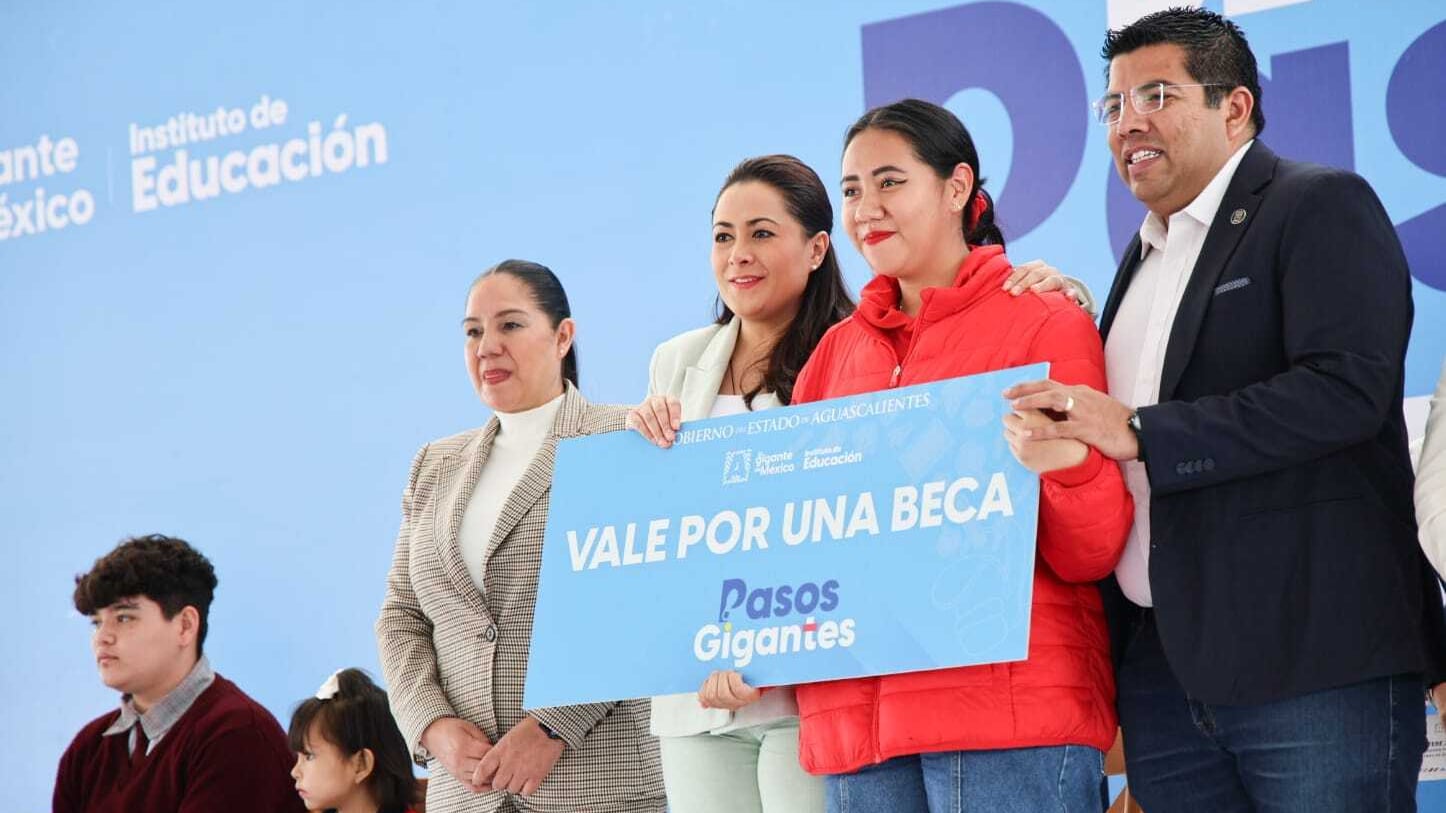 Tere Jiménez entrega becas “Pasos Gigantes”: más de 11 mil beneficiados