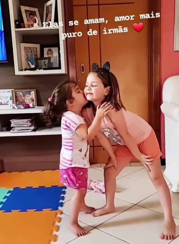 Niña del pastel y su hermana