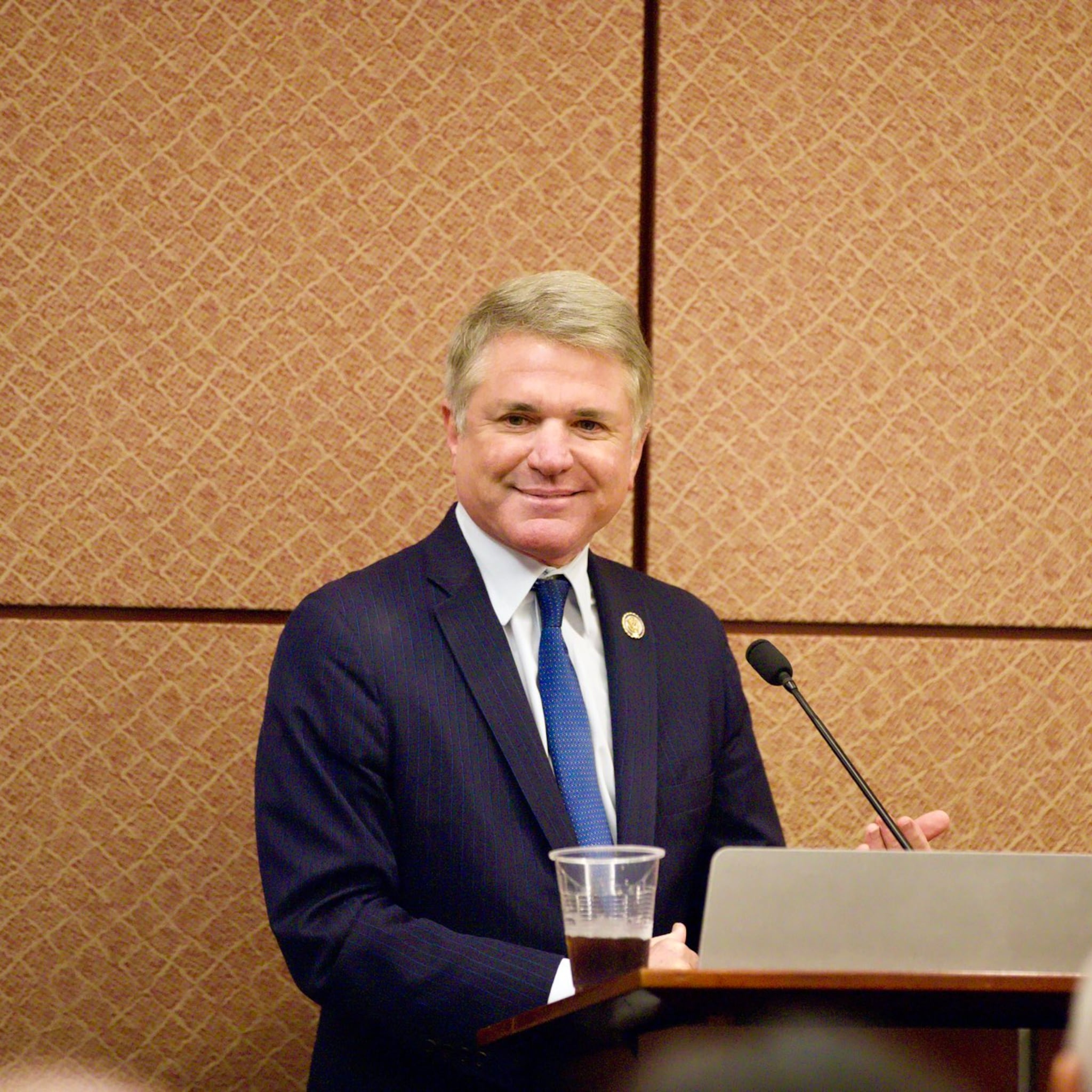 Michael McCaul duda que Sheinbaum desconociera operación de la CIA en México