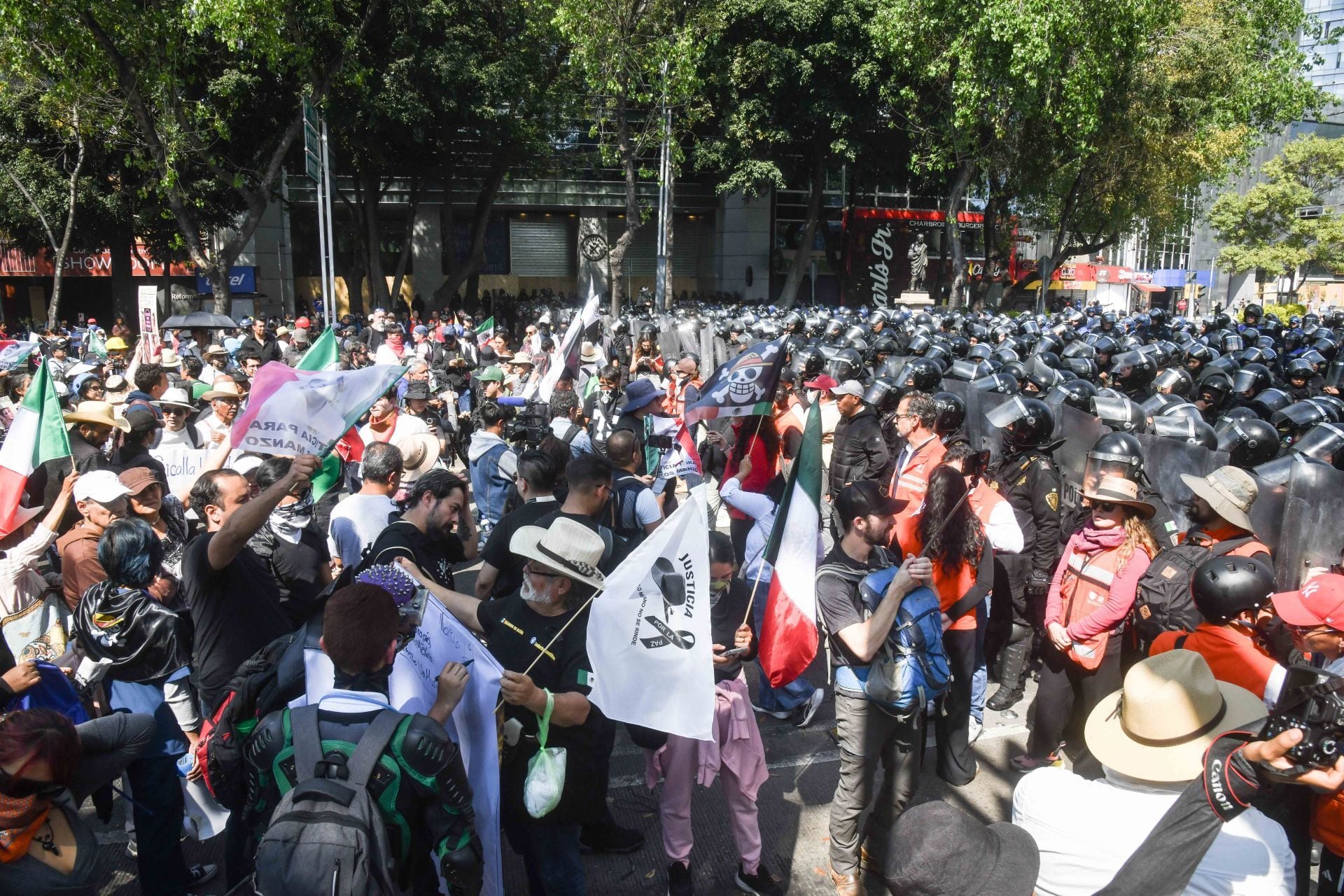Decenas de personas participaron en la segunda marcha de la "Generación Z" la cual partió del Ángel de la Independencia rumbo al zócalo