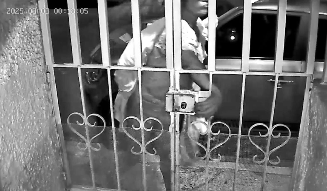 Fantasma espanta a mujer que trata de meterse a una casa