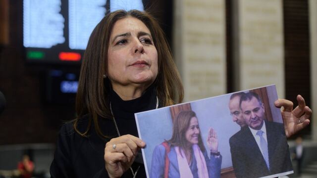 Diputa de Morena con foto de Margarita Zavala y Genaro García Luna