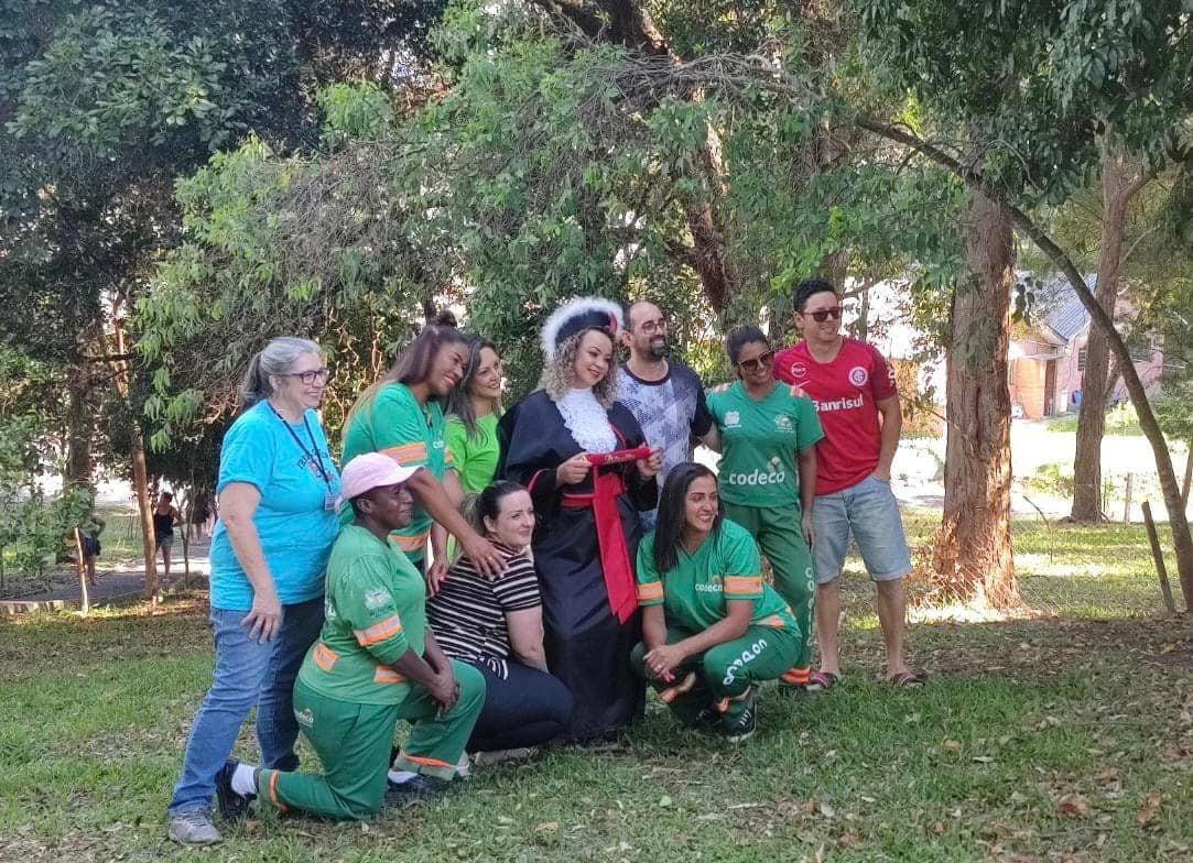 Recolectora de basura con sus compañeros de trabajo