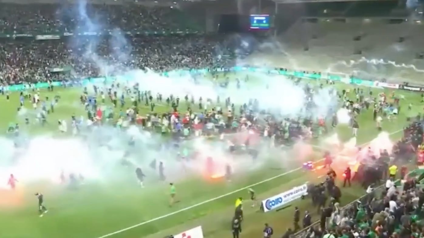 Saint-Étienne desciende en la Ligue 1; fans invaden el campo para agredir a rivales