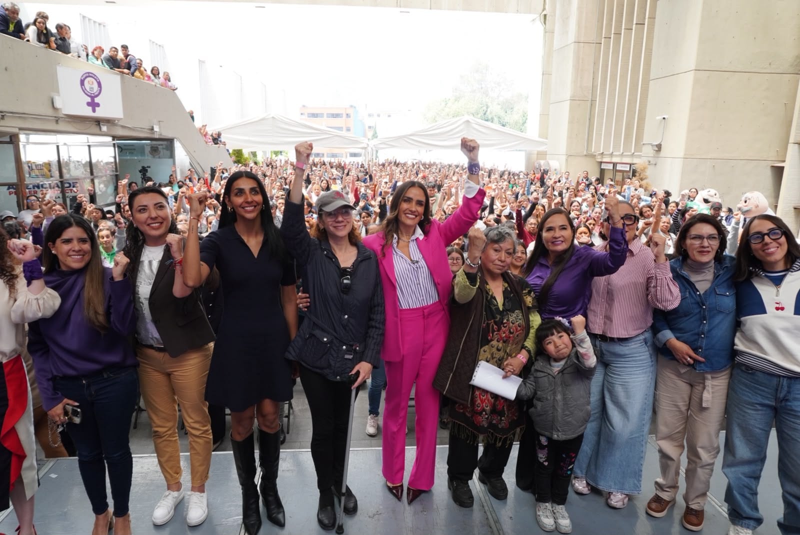 Ale Rojo de la Vega entrega Tarjeta Violeta a mujeres cuidadoras en Cuauhtémoc.