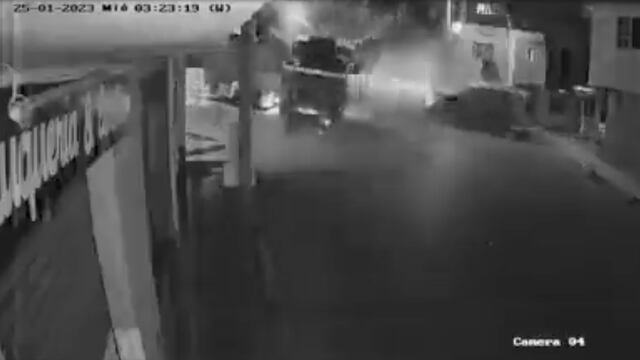 VIDEO: Microbús que circulaba a exceso de velocidad choca en Naucalpan