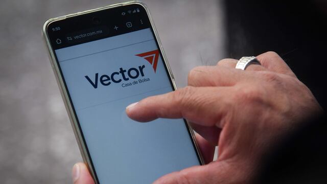 Una persona rebaja la página web de Vector, una de las tres instituciones financieras que fueron acusadas por el Departamento del Tesoro de Estados Unidos por presunto lavado de dinero