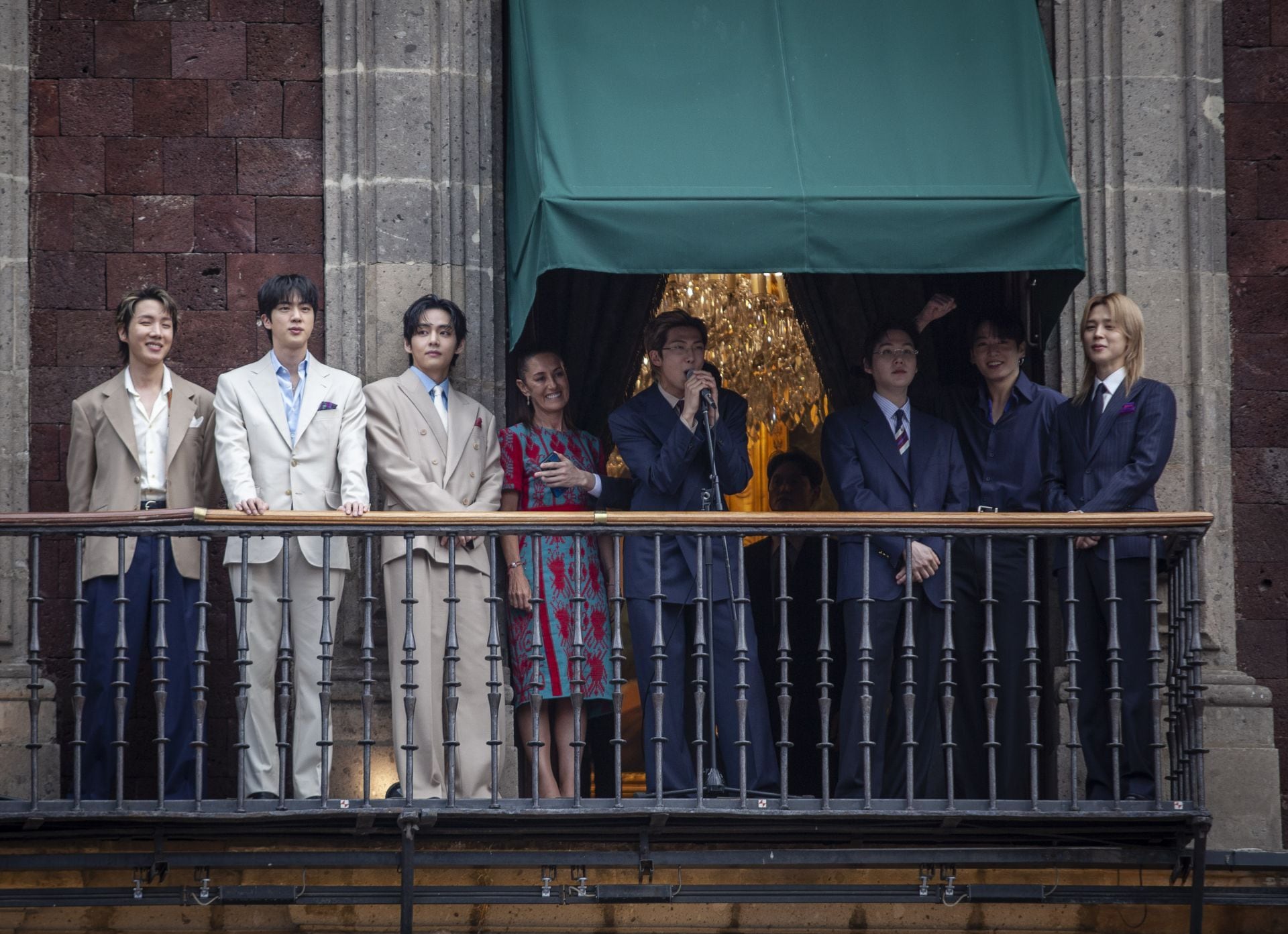 BTS saluda a ARMY México desde el balcón de Palacio Nacional
