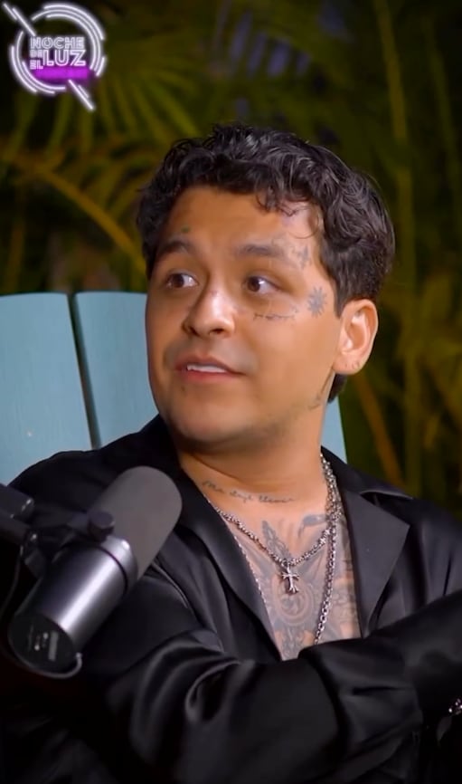 Christian Nodal da entrevista, pero sus dientes acaparan la atención.