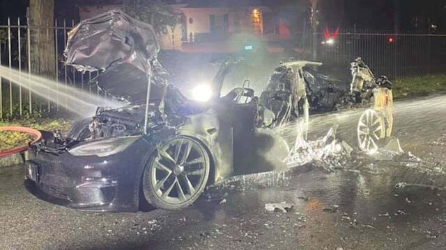 Tesla Model S Plaid quemado