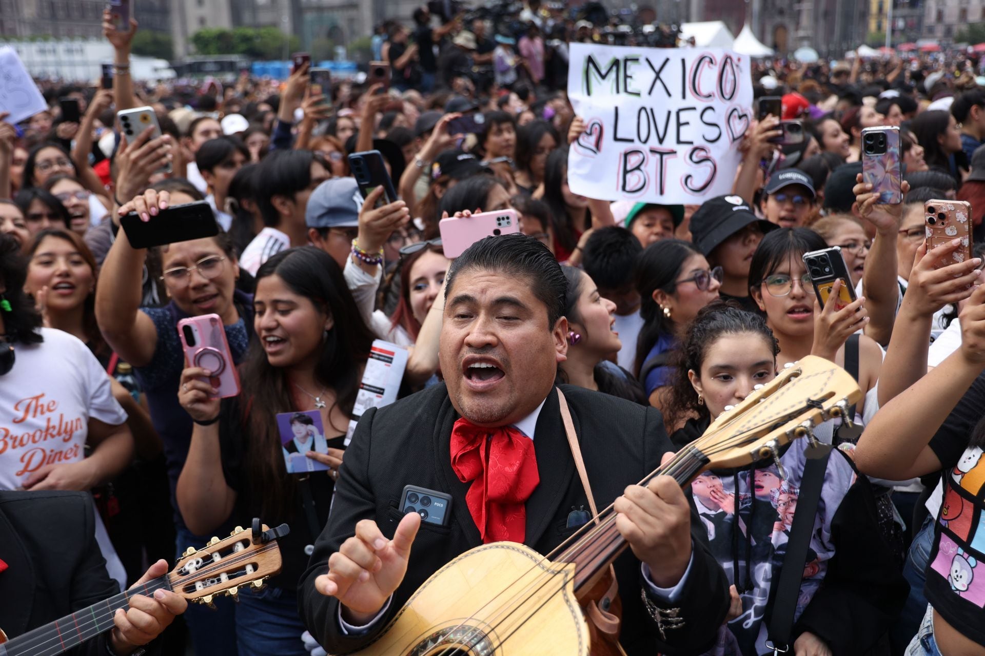 ARMYs llegan al Zócalo por rumores de una aparición de BTS en Palacio Nacional