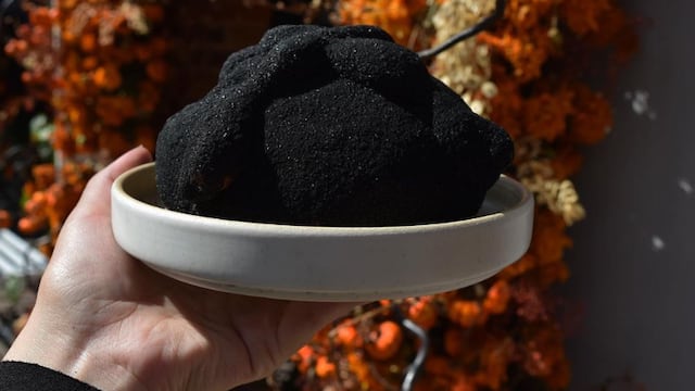 Pan de muerto con cenizas de totomoxtle