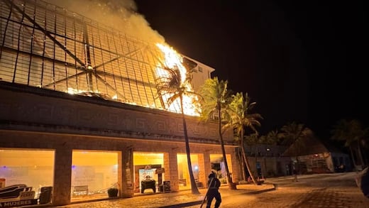 Así fue el incendio en oficinas de Grupo Xcaret en Cancún