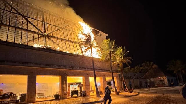 Incendio en oficinas de Grupo Xcaret en Cancún.