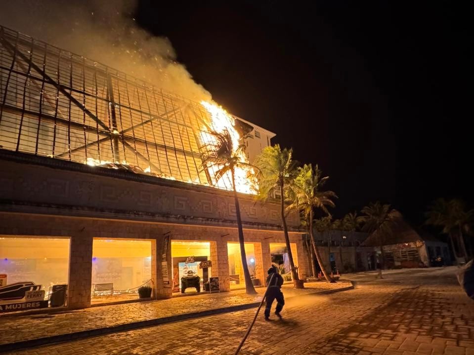 Incendio en oficinas de Grupo Xcaret en Cancún.