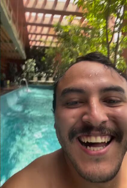 Le agarra el sismo en la alberca