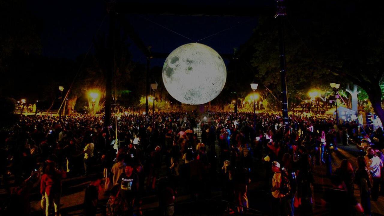 “La Luna llega a Querétaro” del artista Luke Jerram continúa en Plaza Fundadores y Alameda Hidalgo